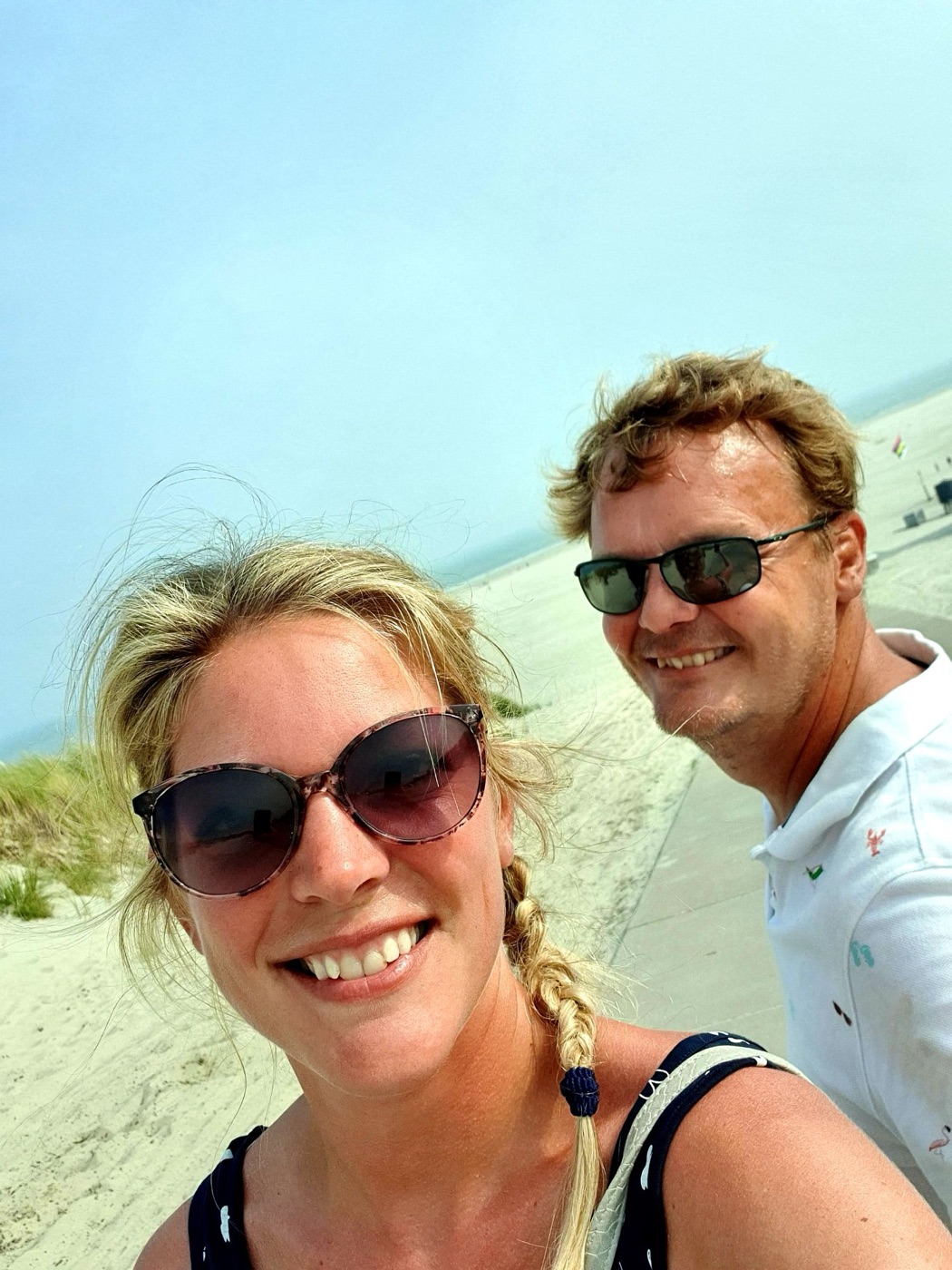 Addy en Evelien op het strand