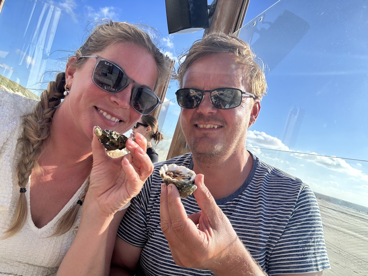 Addy en Evelien met oesters op een terras aan zee