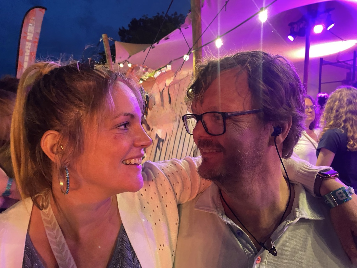 Addy en Evelien kijken elkaar lachend aan op een festival