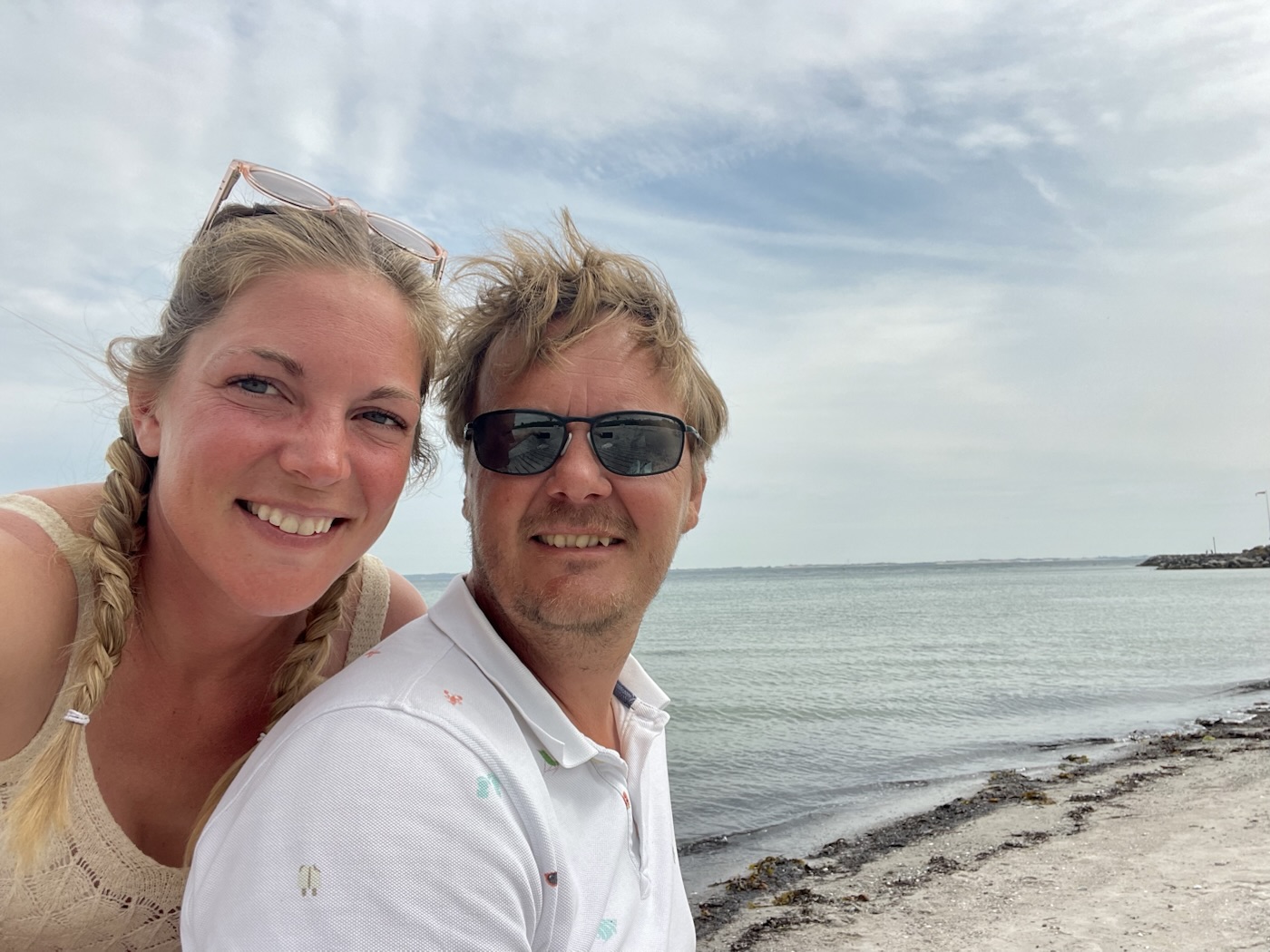 Selfie van Addy en Evelien aan het strand