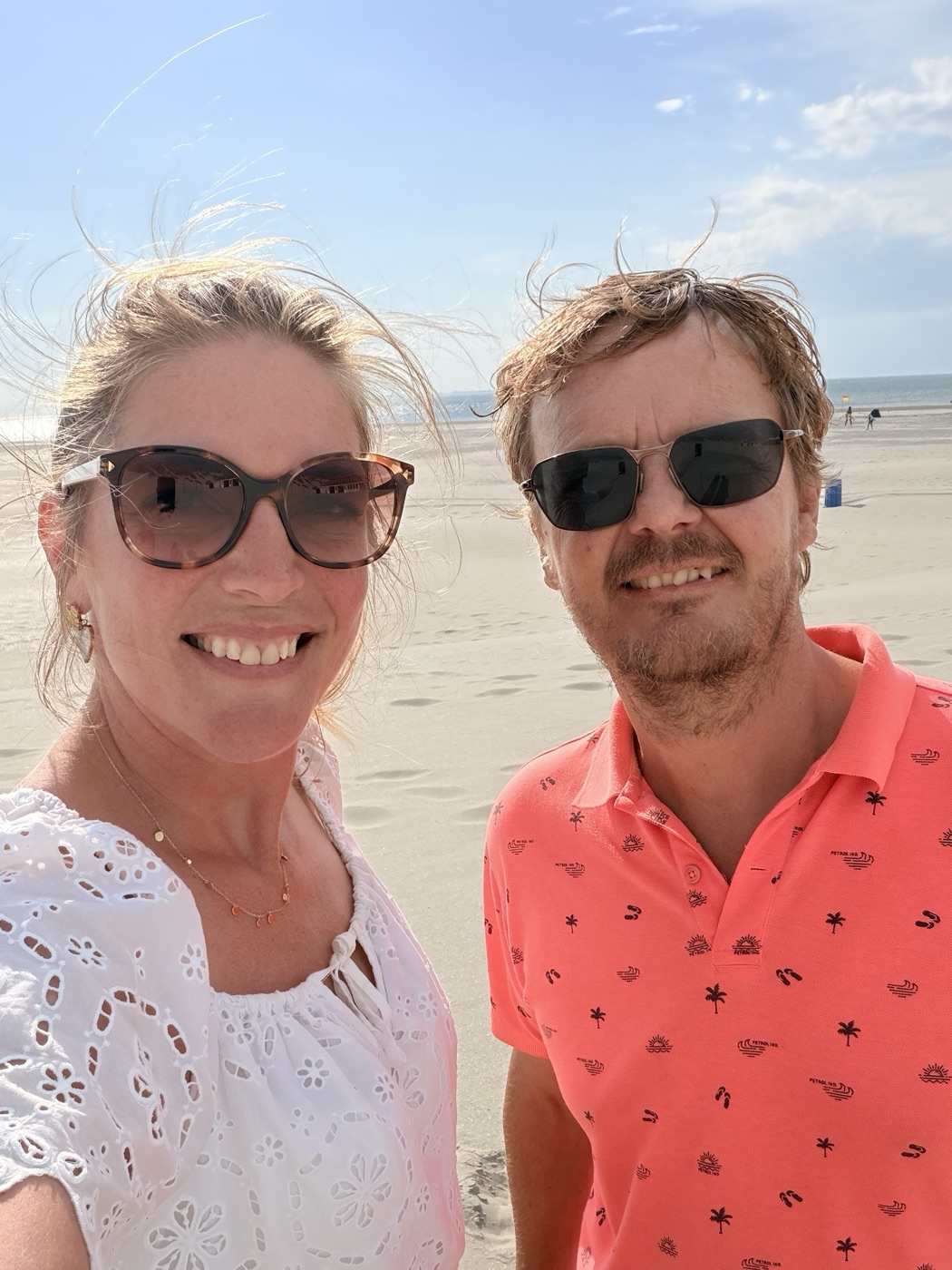 Addy en Evelien met zonnebrillen op een zonnig strand