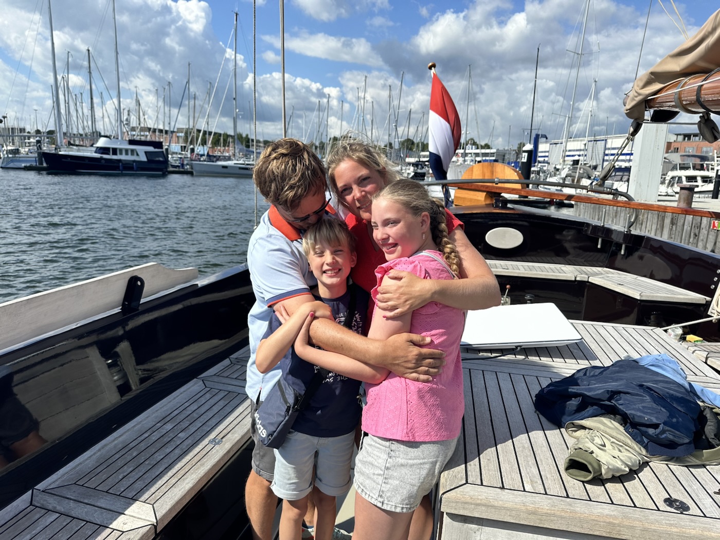 Het gezin knuffelt op een boot