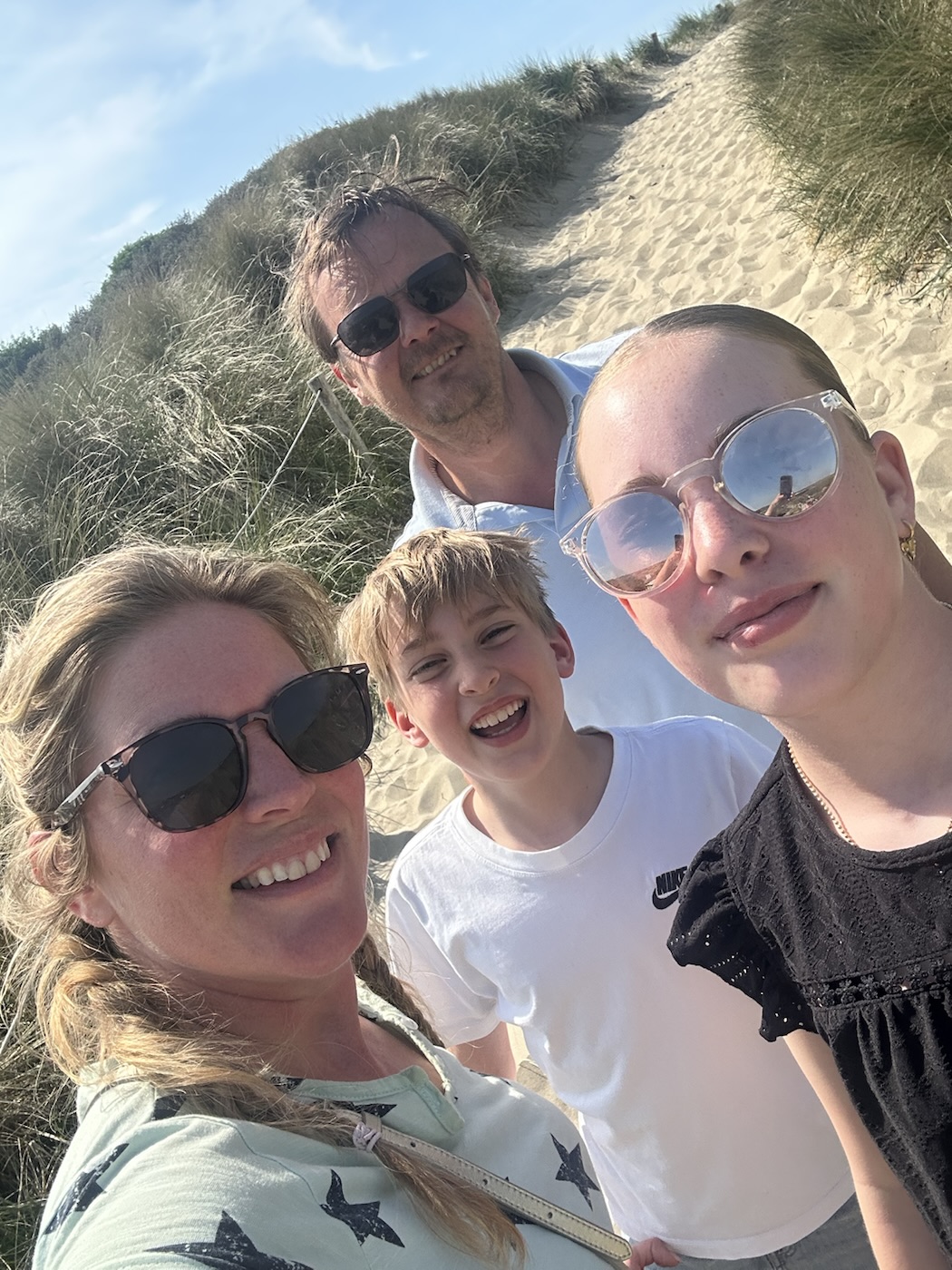 Het gezin met zonnebrillen in de duinen