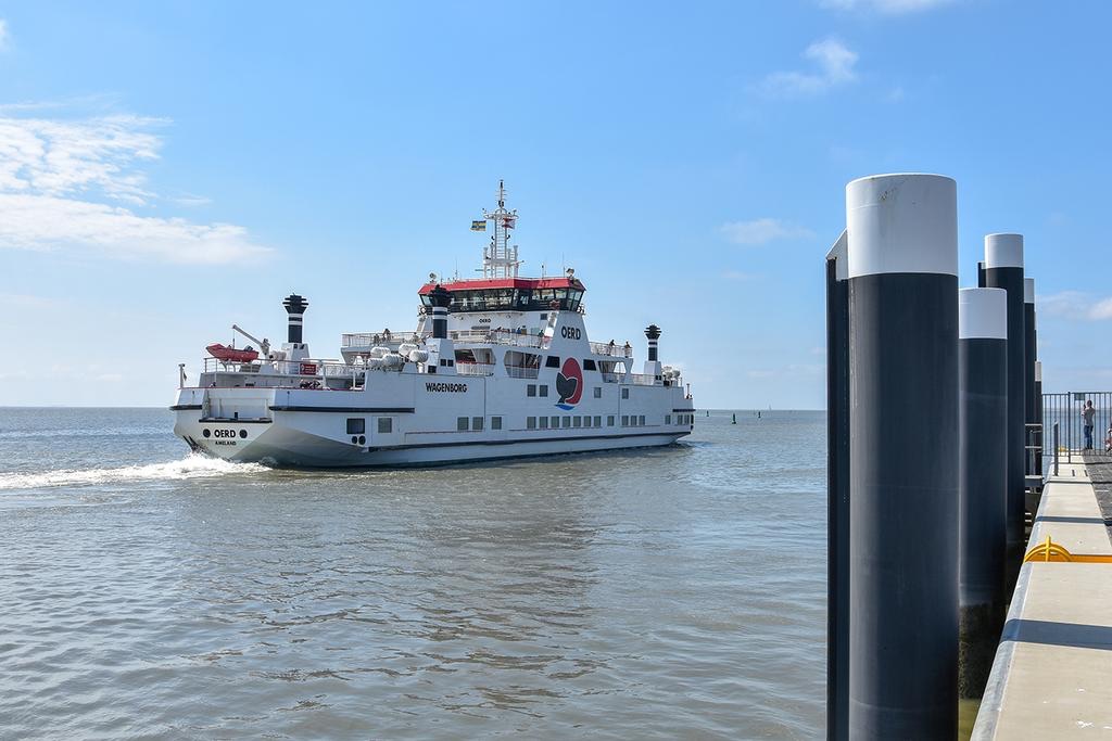 De veerboot van Wagenborg vaart de haven binnen