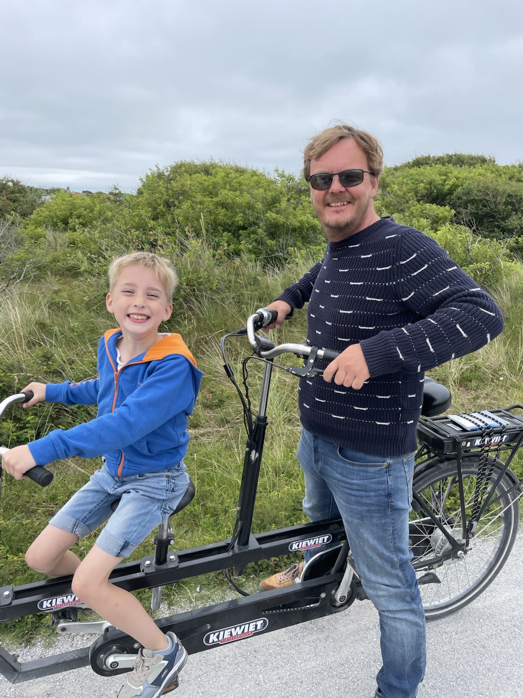 Addy op de tandem in de duinen