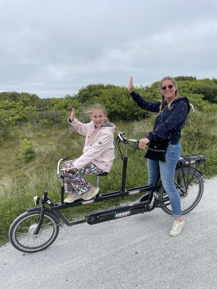 Evelien op de tandem in de duinen